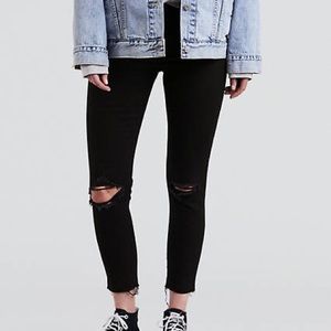 Levi’s 711 Skinny in Bandit Black size 27